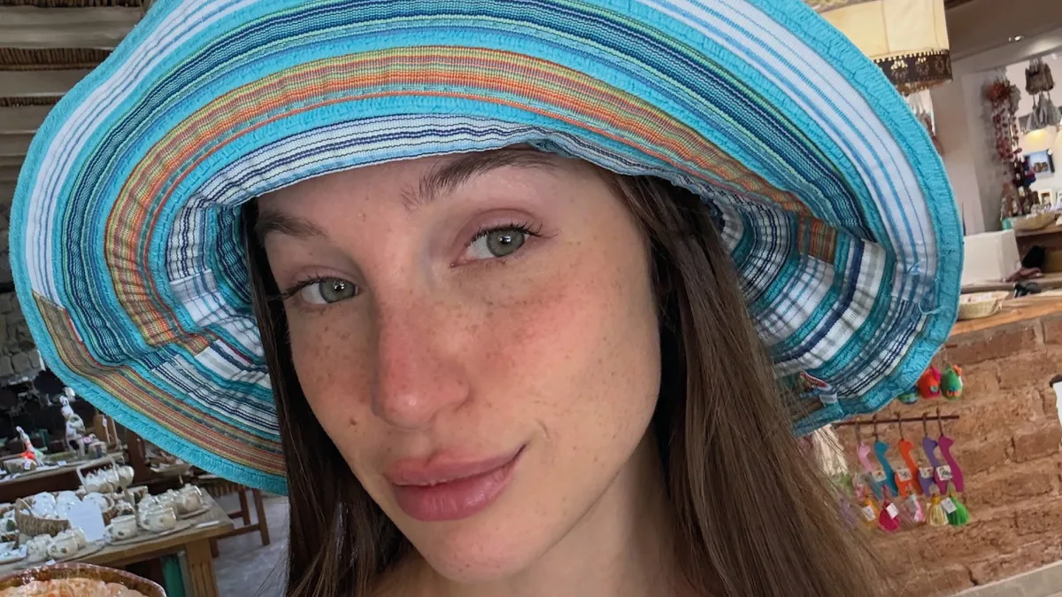 Yami Safdie mostró sus looks de vacaciones: microbikini, piluso y anteojos de sol