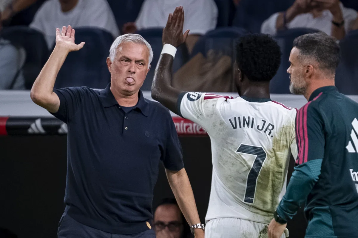 José Mourinho defende Vini Jr. de má fase: "Merece ser ajudado"