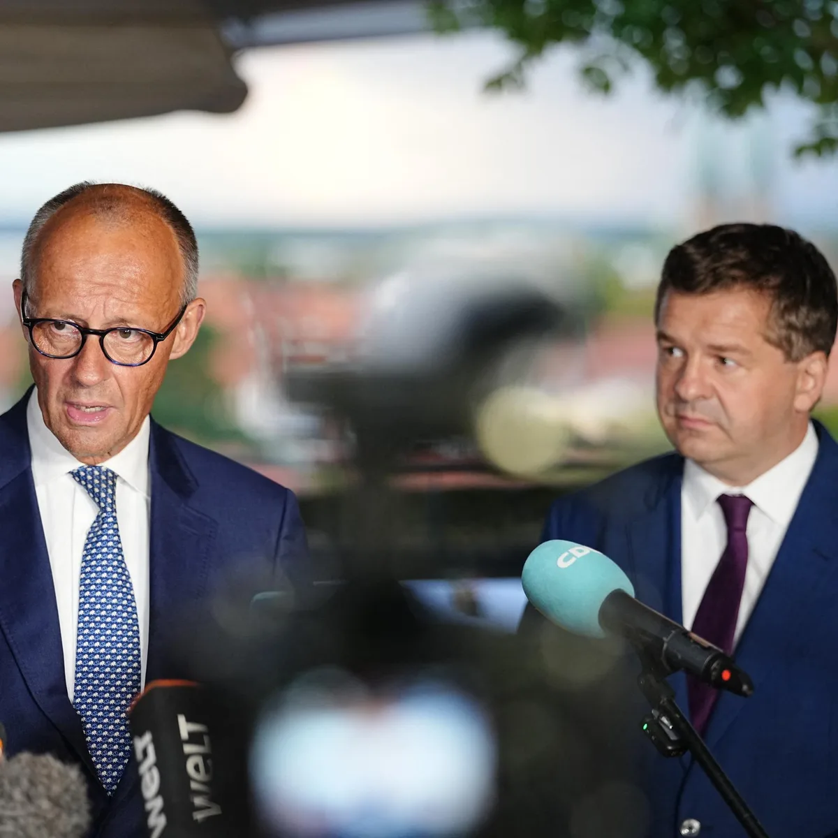 Erste Wahlkampfauftritte im Osten - Kanzler Merz: "Sachsen-Anhalt darf kein Experimentierfeld für Wutbürger werden"