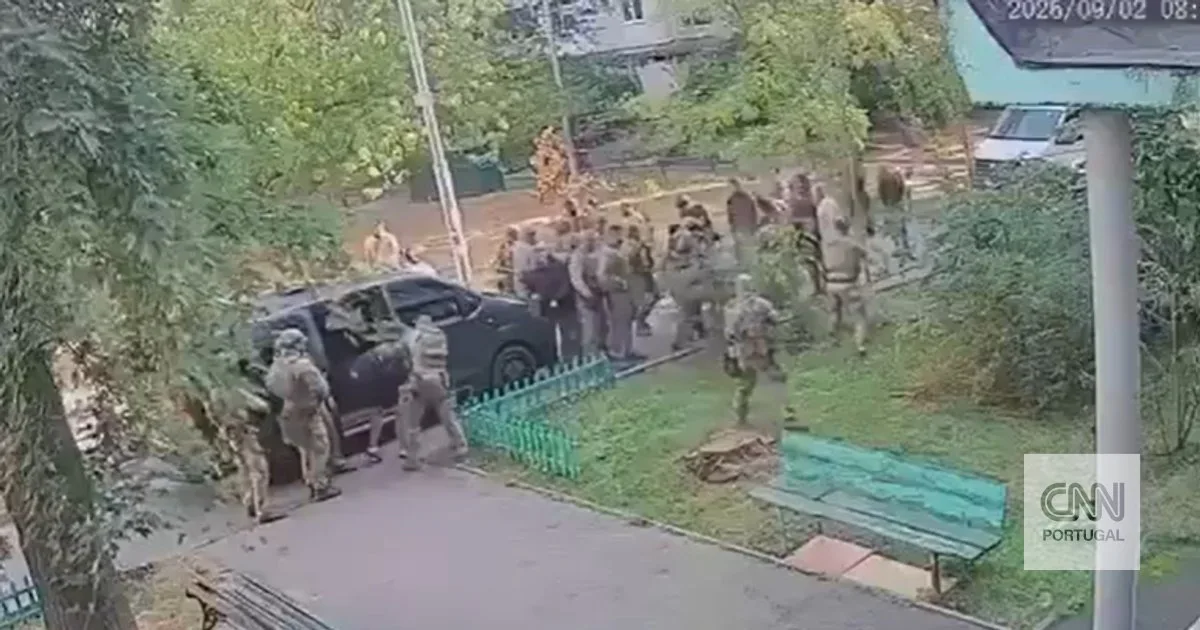 Tiros, detenções e um alegado rapto: o que se sabe sobre o confronto entre os serviços secretos de Zelensky por causa de um russo