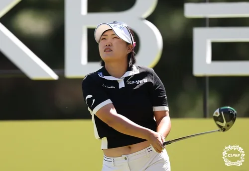 홍진영, KLPGA 투어 KB금융 챔피언십 2R도 선두…서교림 2위