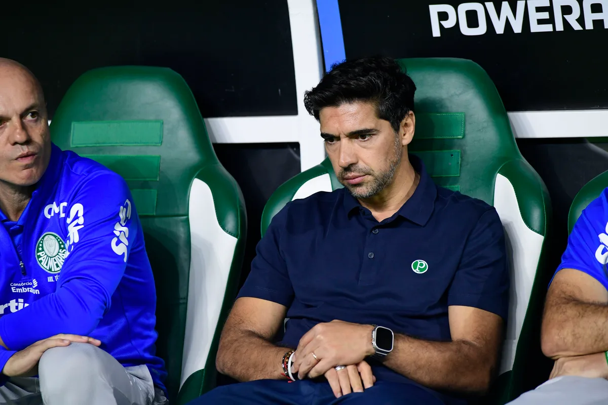 Abel cita expulsão rigorosa e falta de eficácia do Palmeiras: "Ainda temos mais 90 minutos"