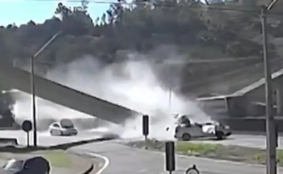 Assista! Câmera flagra momento em que caminhão bate em passarela, que desaba e mata duas pessoas na BR-381