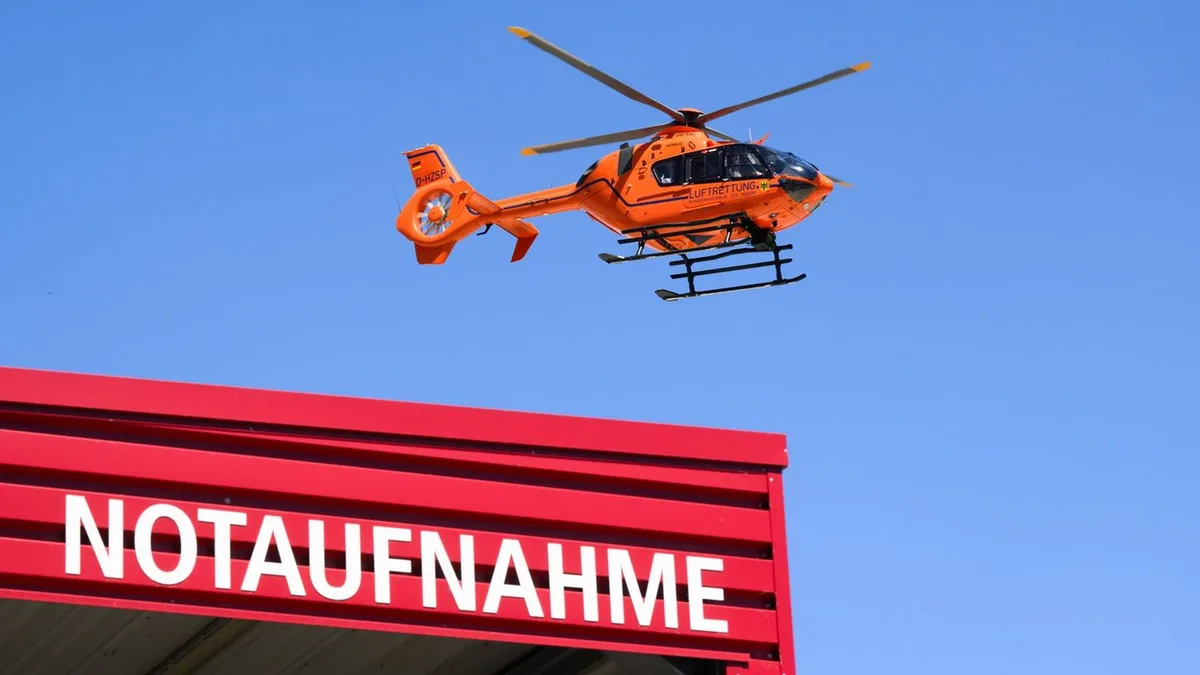 Mit Diplomatenkennzeichen: Auto stürzt Böschung hinab - vier Schwerverletzte