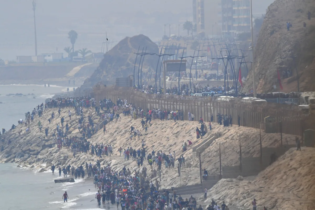 El informe de la Policía apunta que agentes marroquíes “guiaron” la entrada de migrantes a Ceuta