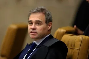 A pedido de Moraes, Mendonça retira sigilo de investigação sobre pagamentos do Master