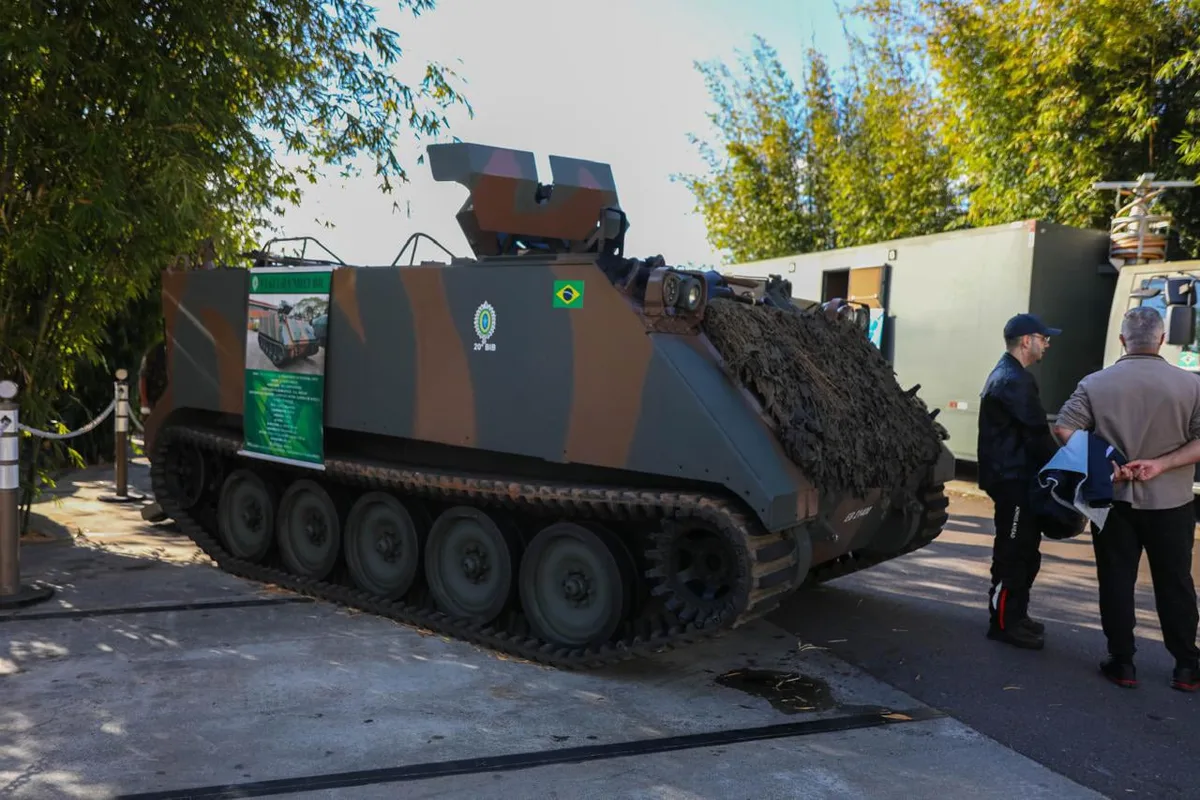 Shopping de Curitiba recebe exposição de viaturas do Exército