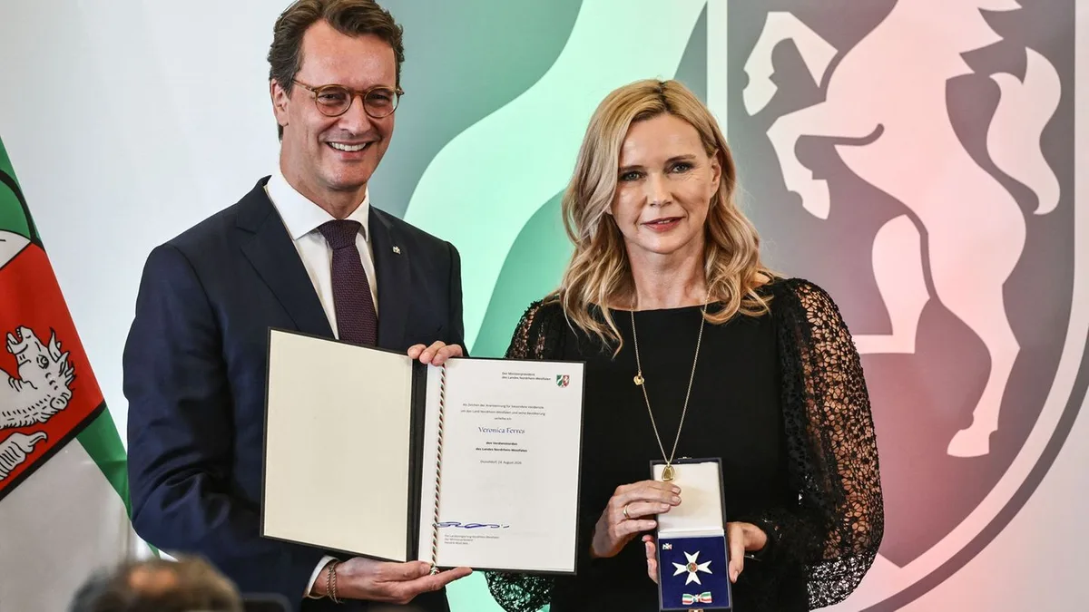 Verdienste für NRW: Veronica Ferres und Franz Müntefering mit NRW-Orden geehrt