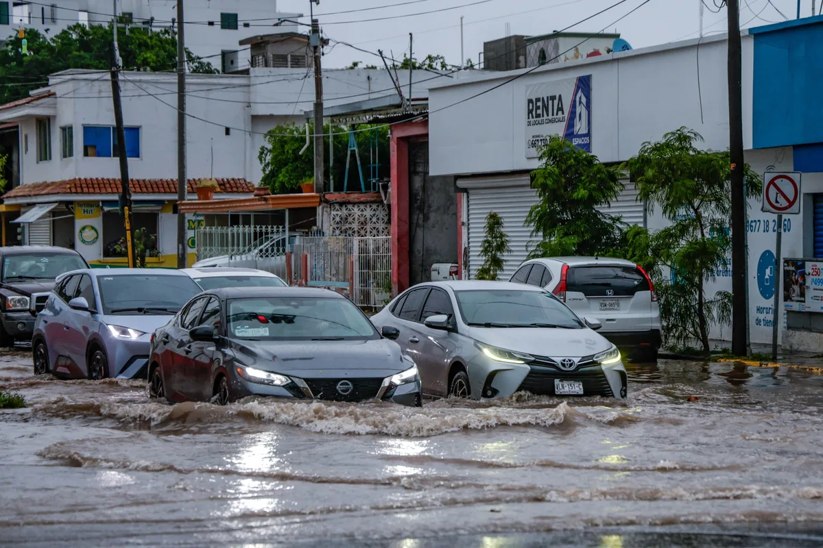 Onda tropical 30 amenaza junto con el monzón mexicano con tormentas eléctricas y riesgos de inundaciones