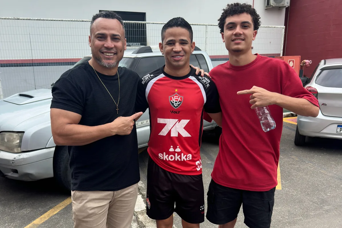 Filho de ex-craque do Vitória realiza testes e tira fotos com elenco