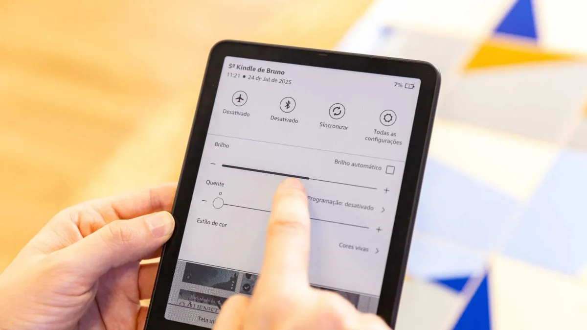 Amazon faz queima de Kindle com tela colorida e dá R$ 480 de desconto; parcela em 10x