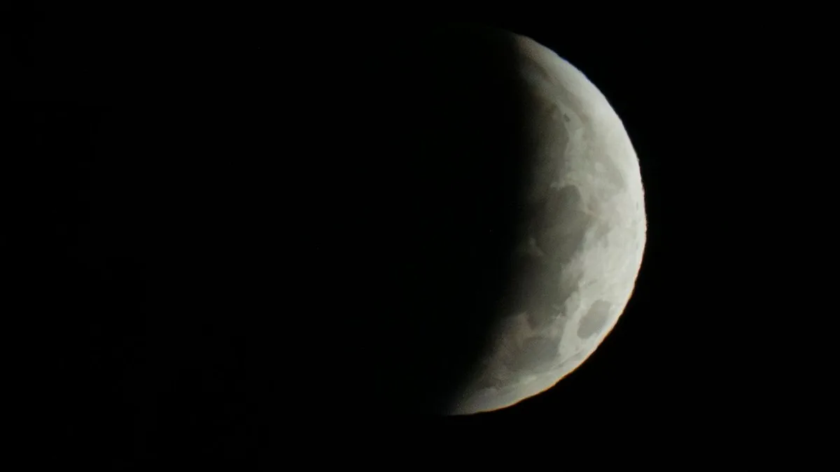 Astronomie: Mondfinsternis in Bayern - Wolken vermiesen es mancherorts