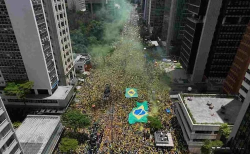 Flávio Bolsonaro marcha horas antes del debate con Lula; crece tensión electoral