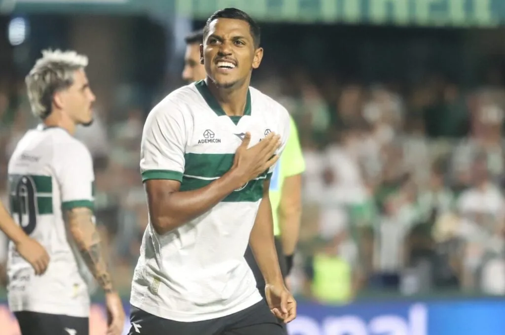Técnico do Coritiba defende artilheiro: ‘tem estátua pra esse cara’