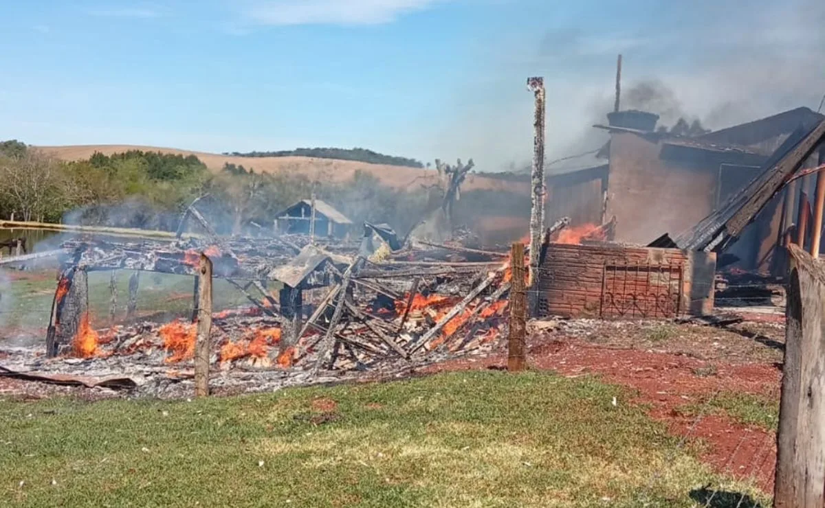 Perda total: incêndio destrói residência no interior do Paraná; veja vídeo
