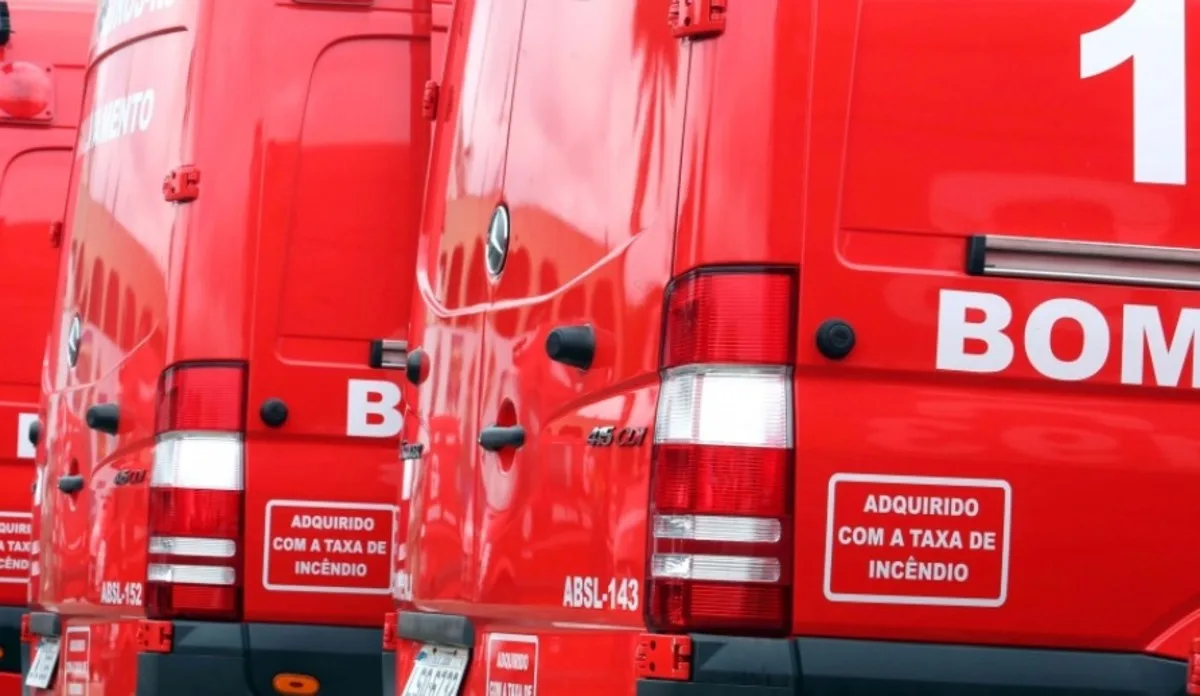 Carro bate contra poste e mobiliza equipe do Corpo de Bombeiros em Volta Redonda