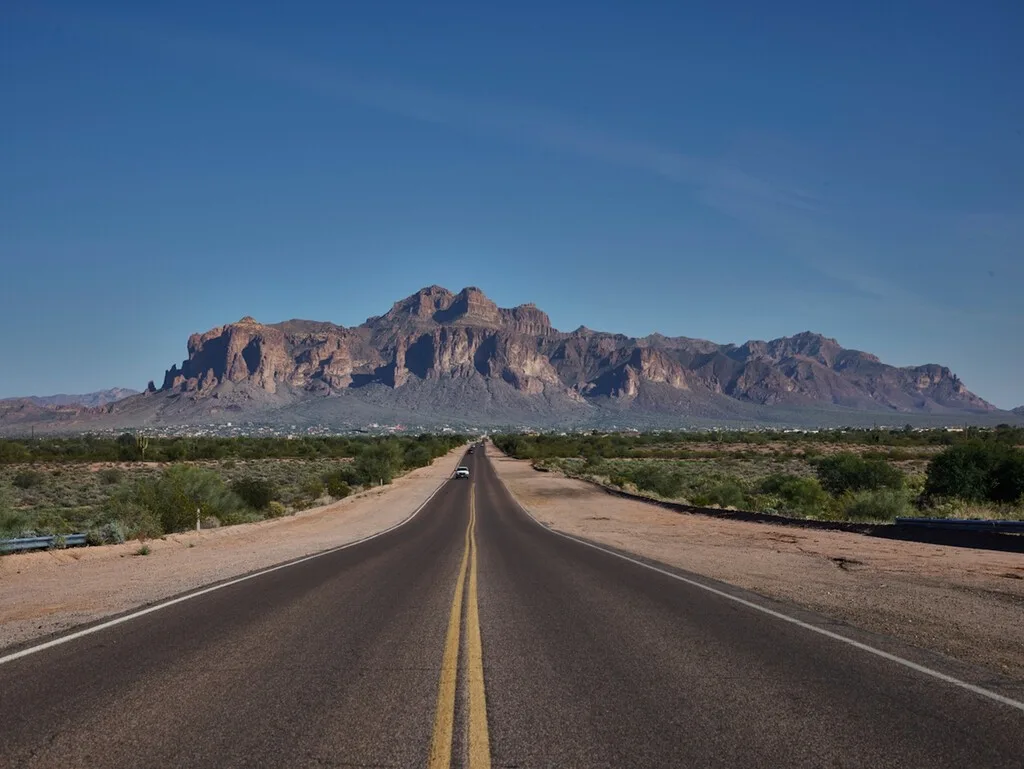 En 2020, Phoenix cubrió 58 km de carretera para combatir el calor. El asfalto bajó 7 ºC, pero nadie se acordó de los peatones