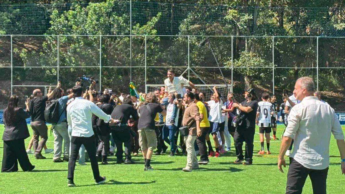 Flávio joga futebol em SP, marca 2 gols e é carregado após partida