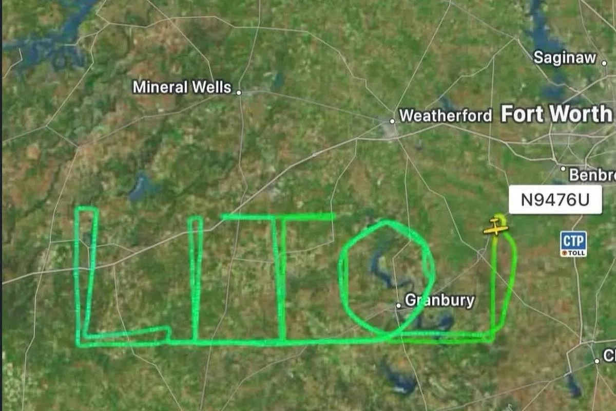 Piloto brasileiro escreve nome de Lito Sousa no céu do Texas