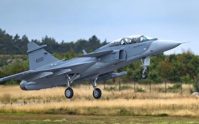 Piloto da FAB conduz primeiro voo do caça Gripen F