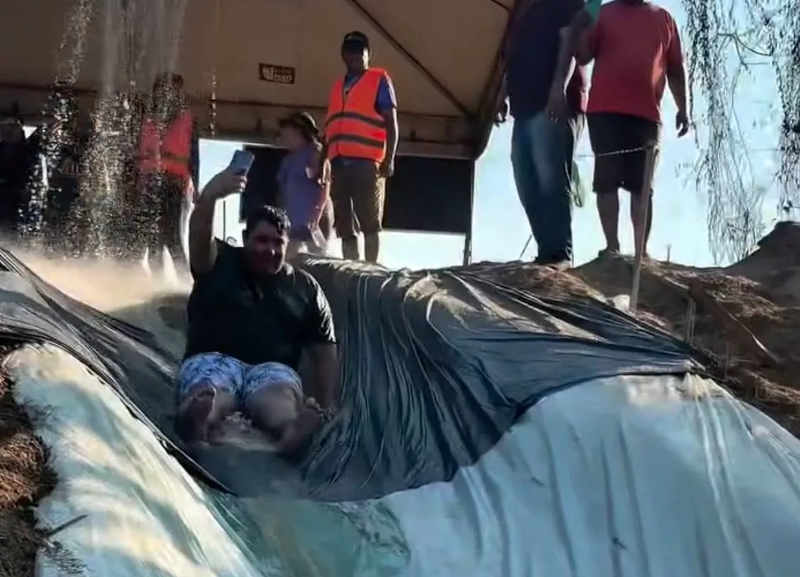 Prefeito de Brasileia escorrega em lona e cai no rio durante Festival de Praia