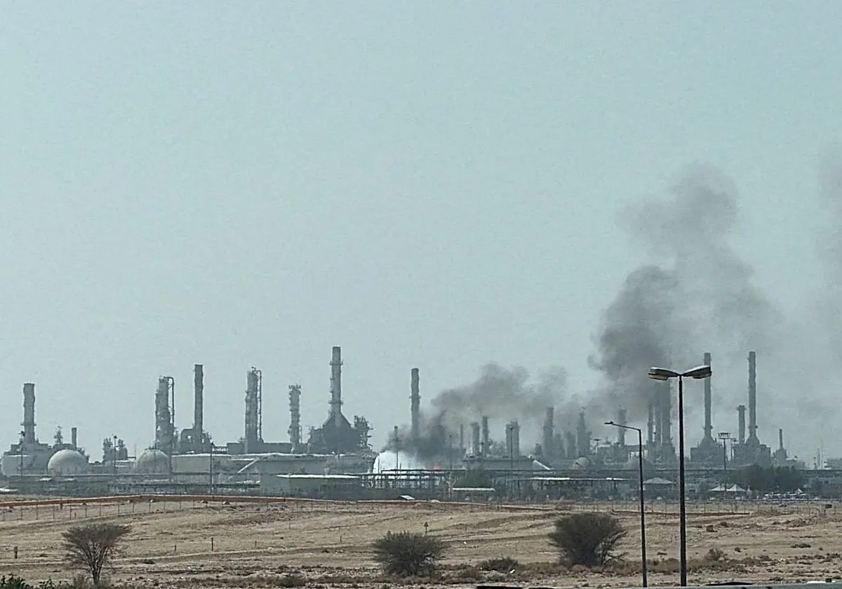 Los hutíes de Yemen reivindican un ataque contra el aeropuerto de Riad y una refinería de Aramco
