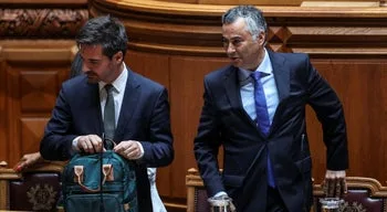 Cerca de seis mil professores apresentaram baixa desde o início do ano escolar disse ministro da Educação