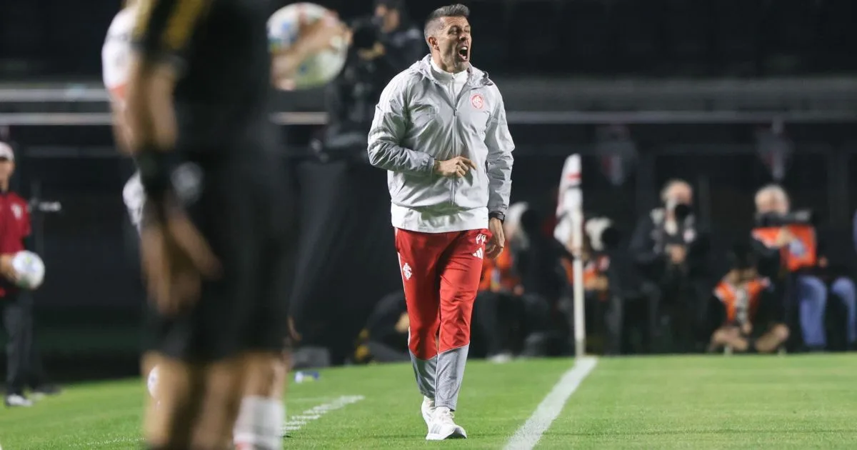 Internacional anuncia demissão do técnico Paulo Pezzolano
