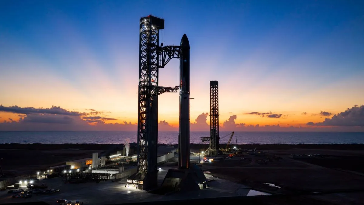 La fusée géante Starship est assemblée et prête pour son premier vol orbital, et attend le « go » final