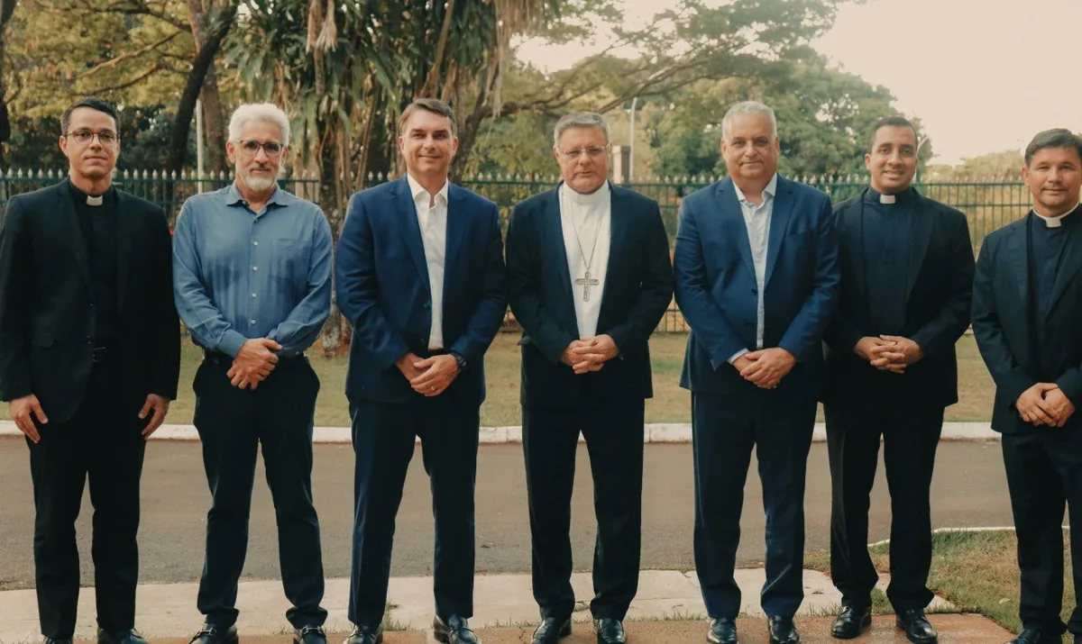 Flávio Bolsonaro visita arcebispo de Brasília e recebe imagem de Nossa Senhora