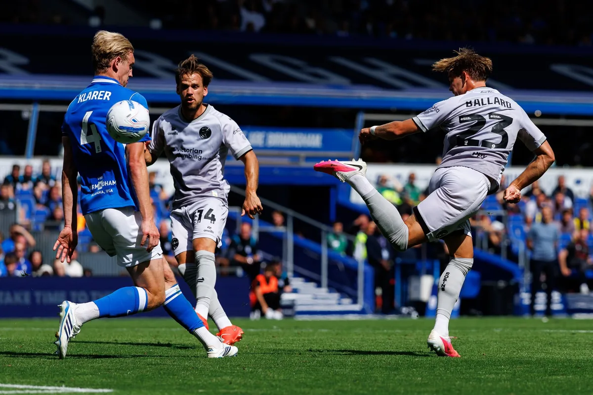De espalda al arco y con un taco extraordinario: el golazo en la Championship que ya postulan al Premio Puskás
