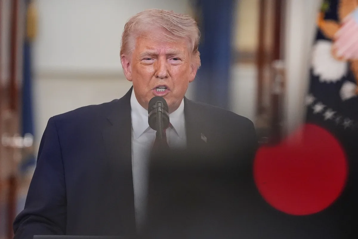 Trump conduz juramento em comício e diz ser “maior presidente da história”