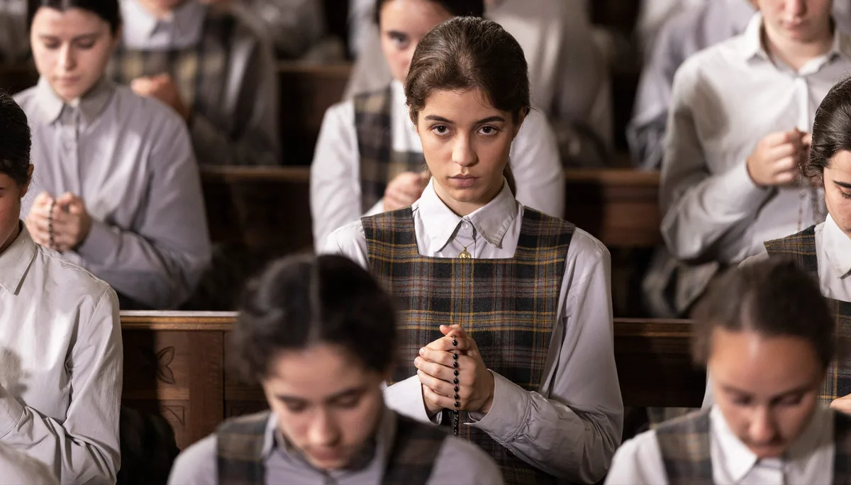 "Uno de los episodios más vergonzosos de la historia reciente de España": La nueva película del director de 'Celda 211' es un rotundo y escalofriante drama femenino de adolescencias rotas