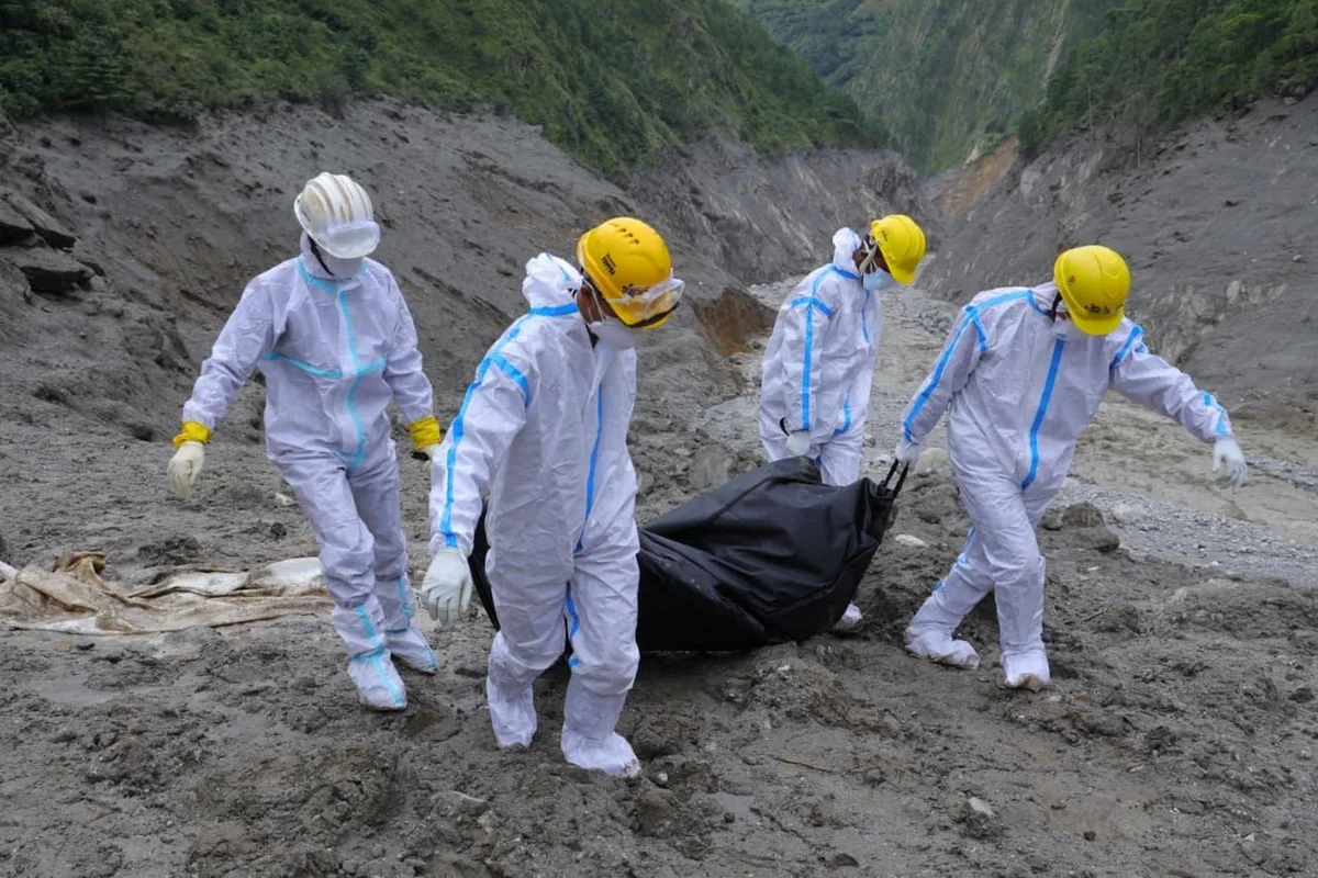 Morgue de Katmandú supera su capacidad mientras aumentan los entierros temporales por la riada en Nepal