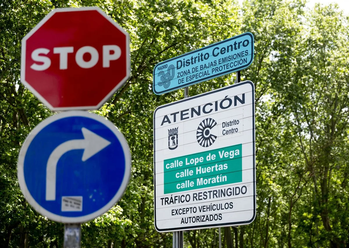 Circular por la M-40 sin pegatina en 2026: así se puede cruzar Madrid sin pasar por la Zona de Bajas Emisiones
