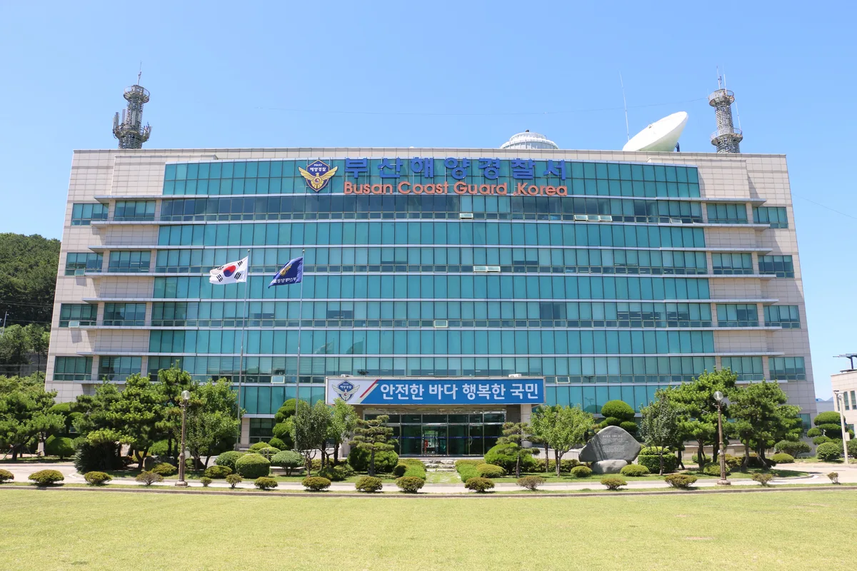부산 오륙도 앞바다서 8명 탄 예인선 전복…2명 구조