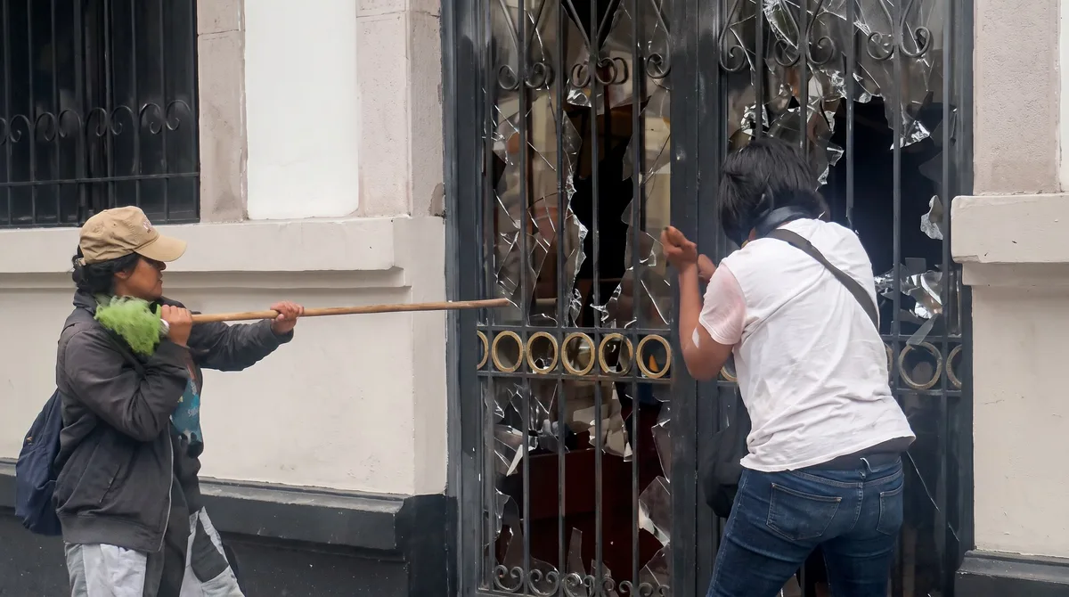 Caos en Segob: protesta de la comunidad trans escala a actos de vandalismo por ruptura de diálogo