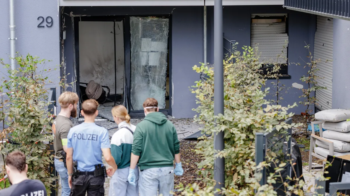 Eingangstür zerstört: Wieder Explosion an Wohnhaus in Frankfurt