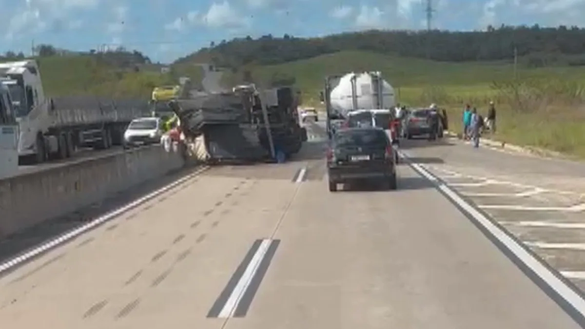 Caminhão carregado de cerveja tomba na BR-101 e deixa motorista ferido em Japaratuba