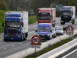 Carburant : les aides du gouvernement sont-elles suffisantes pour soulager les gros rouleurs et les professionnels ?