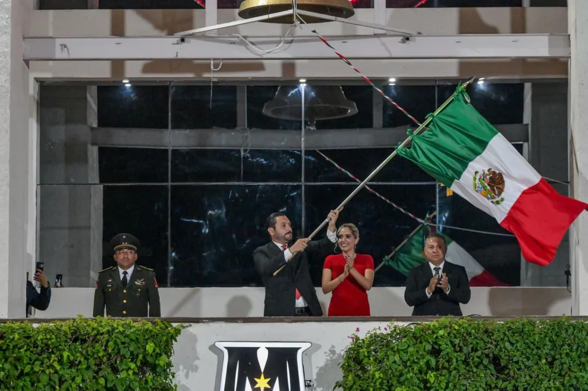 Carlos Villarreal celebra con familias de Monclova el Grito de Independencia