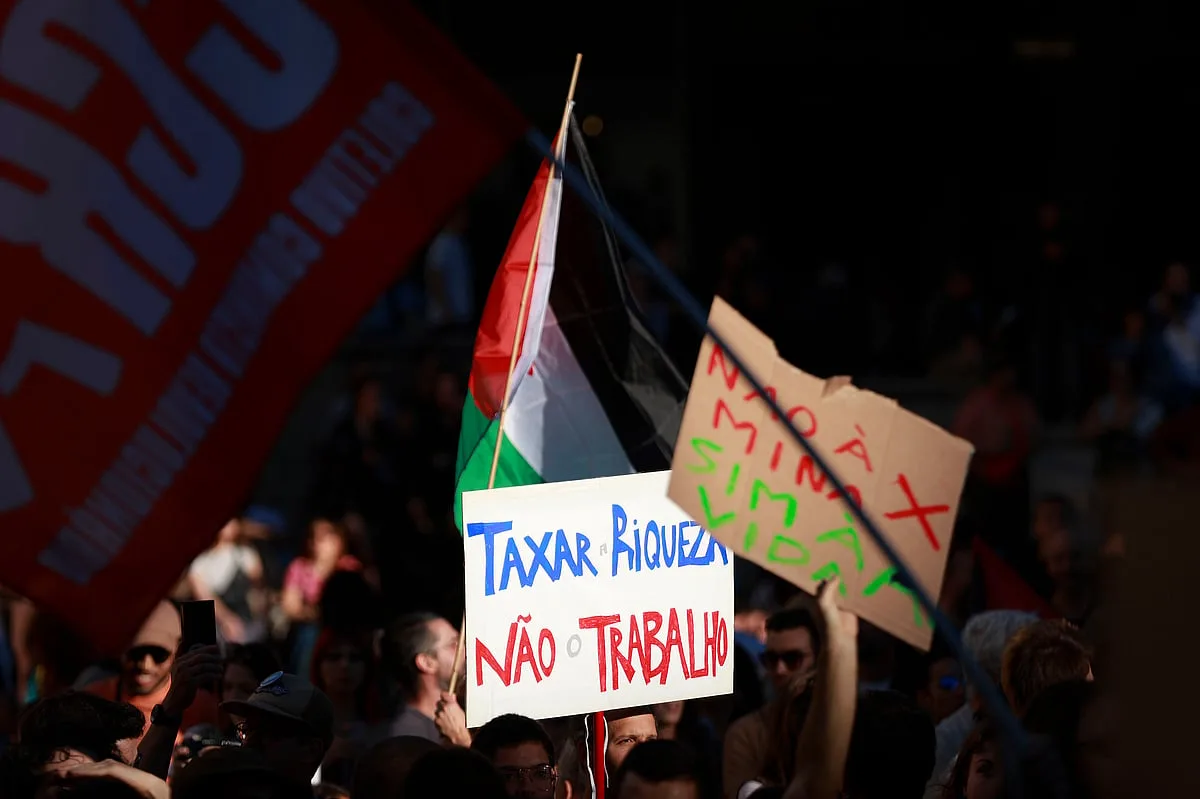 Polícia retira tendas de manifestantes acampados desde sábado no Porto