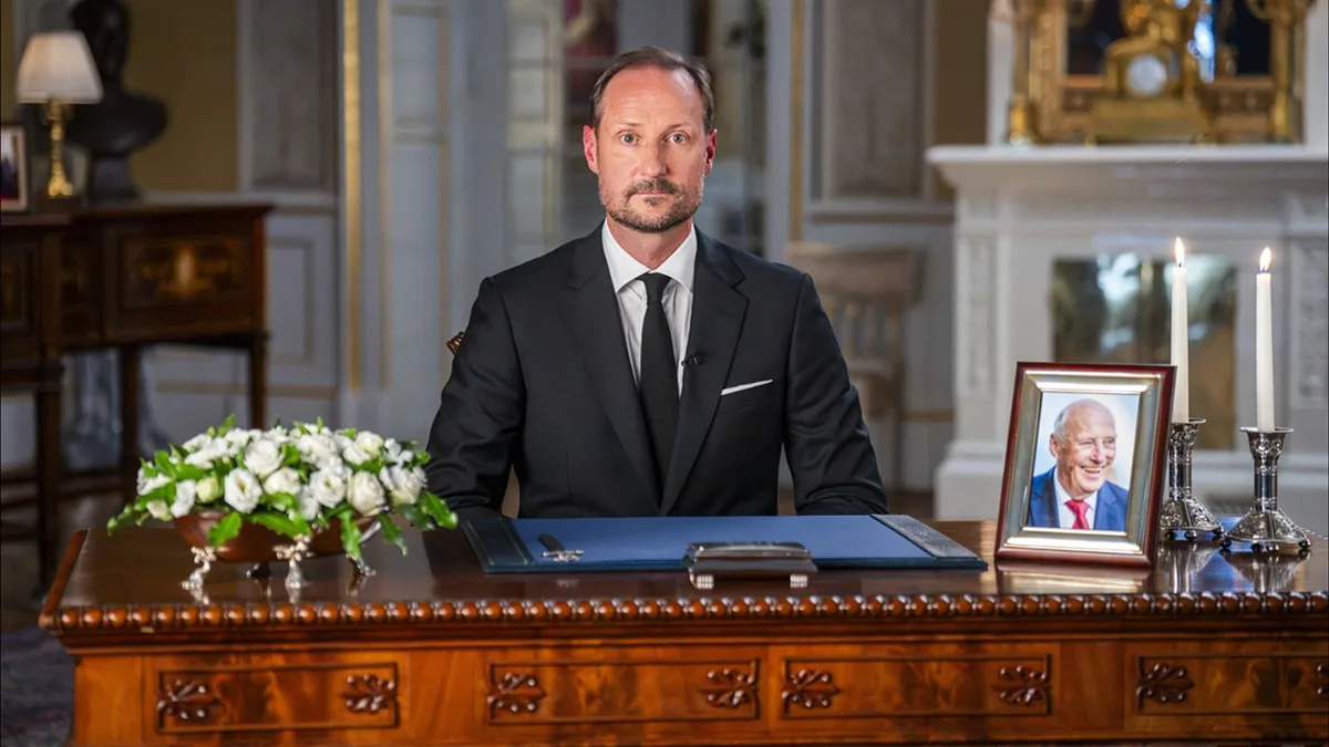 Rei da Noruega homenageia pai enquanto milhares choram morte de Harald V
