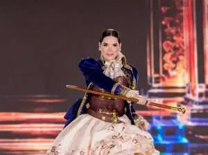 Mística Núñez homenajeó a Josefa Camejo con su traje típico
