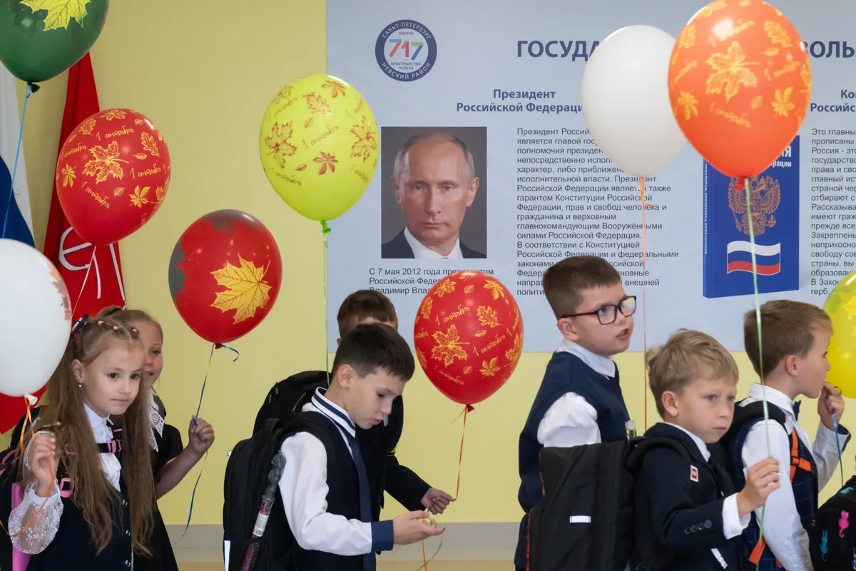 Más enseñanzas militares, propaganda y ofertas de alistamiento en el inicio del año escolar en Rusia