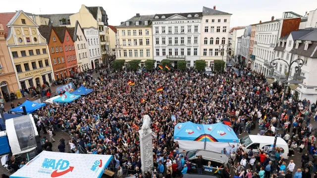 AfD enche praça de Schwerin no encerramento de campanha. As imagens