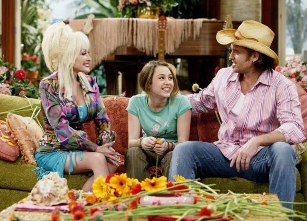 Fãs notam que data da morte de Dolly Parton tem ligação comovente com sua afilhada, Miley Cyrus Fãs notam que data da morte de Dolly Parton tem ligação comovente com sua afilhada, Miley Cyrus