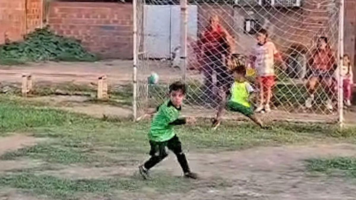 Wie frech ist das denn? - Mini-Kicker versenkt „Aura-Elfer“