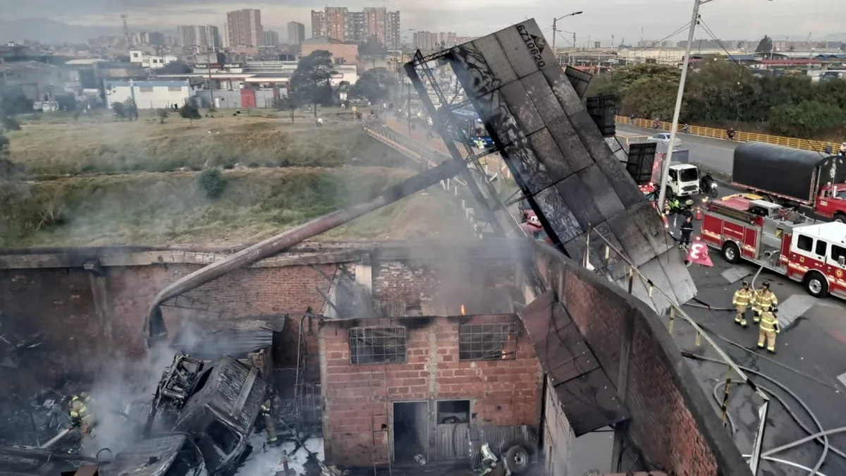 Varios vehículos quemados en incendio en el occidente de Bogotá: las llamas alcanzaron seis metros de altura
