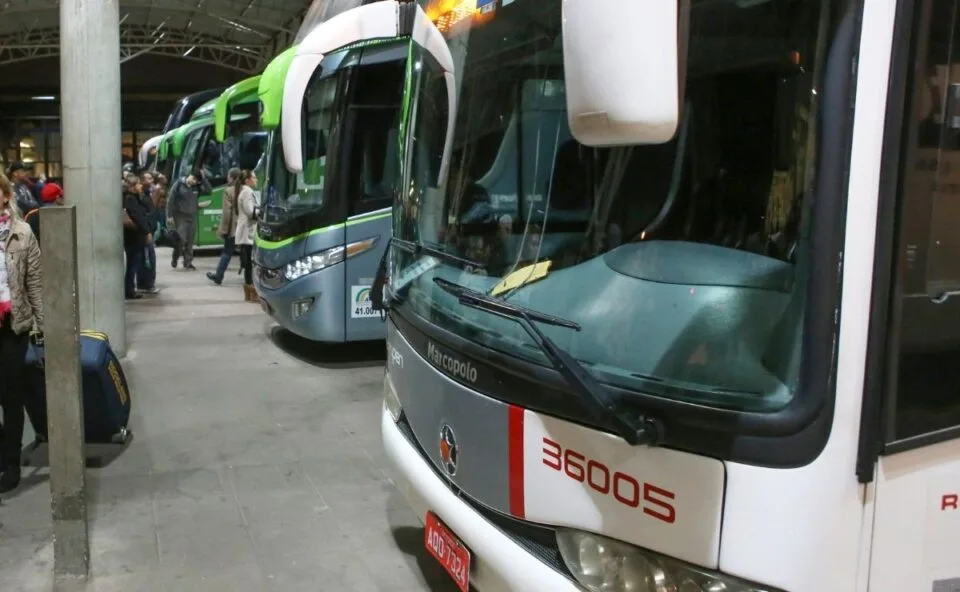 Rodoviária de Curitiba espera 25 mil passageiros no feriadão; veja destinos mais procurados e os cuidados para viajar